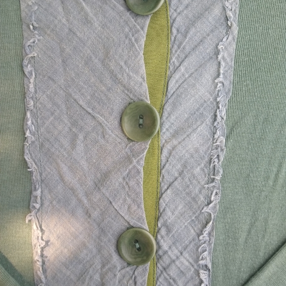 Spring Green Top 🌿 - Picture 2 of 3